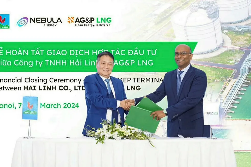 Hai Linh Company chief executive Le Van Tam and his counterpart at AG&P LNG Karthik Sathyamoorthy signed their deal in Hanoi on Thursday.