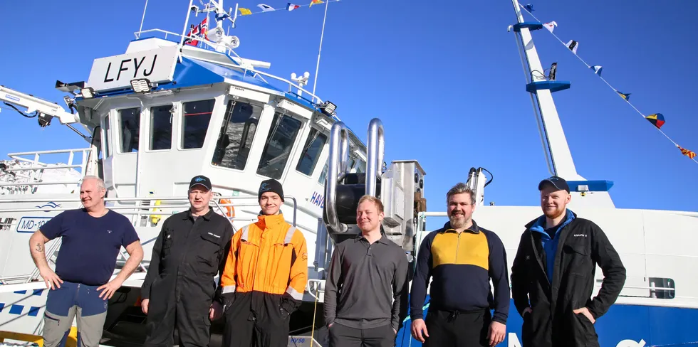 KLARE FOR SKREISESONG: Mannskapet på nye «Havbåra» ser frem til å komme i gang med vinterfisket på ny båt. Fra venstre: Reder Gudmund Sture Rognan, Hans Hansen, Alexander Lind, Runar Gregersen, Geir Egil Kristoffersen og Kristoffer Rognan.