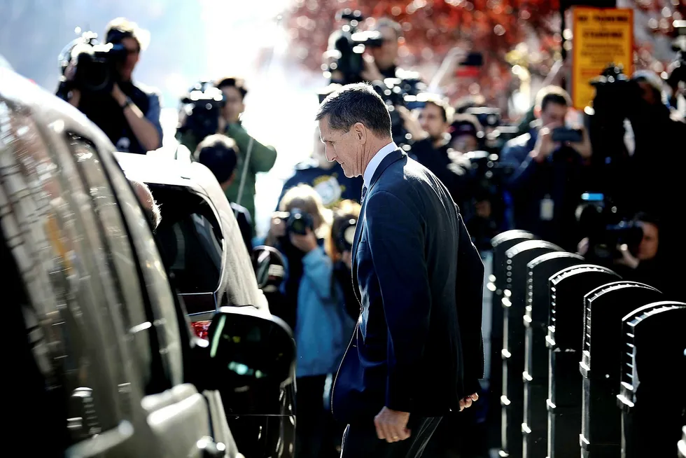 President Donald Trumps tidligere sikkerhetsrådgiver Michael Flynn forlater høringen i Washington, D.C. fredag. Foto: CHIP SOMODEVILLA/AFP/NTB Scanpix