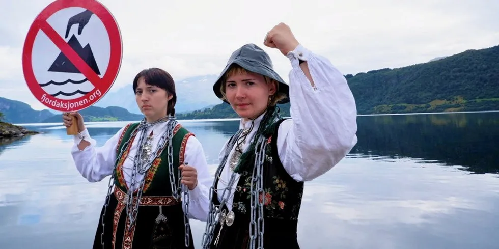 Sigrid Margrethe Hoddevik Losnegård, (til h i bildet) 1. nestleiar i Vestland Natur og Ungdom. Her saman med Sofie Krumsvik, fylkesstyremedlem i Vestland Natur og Ungdom.