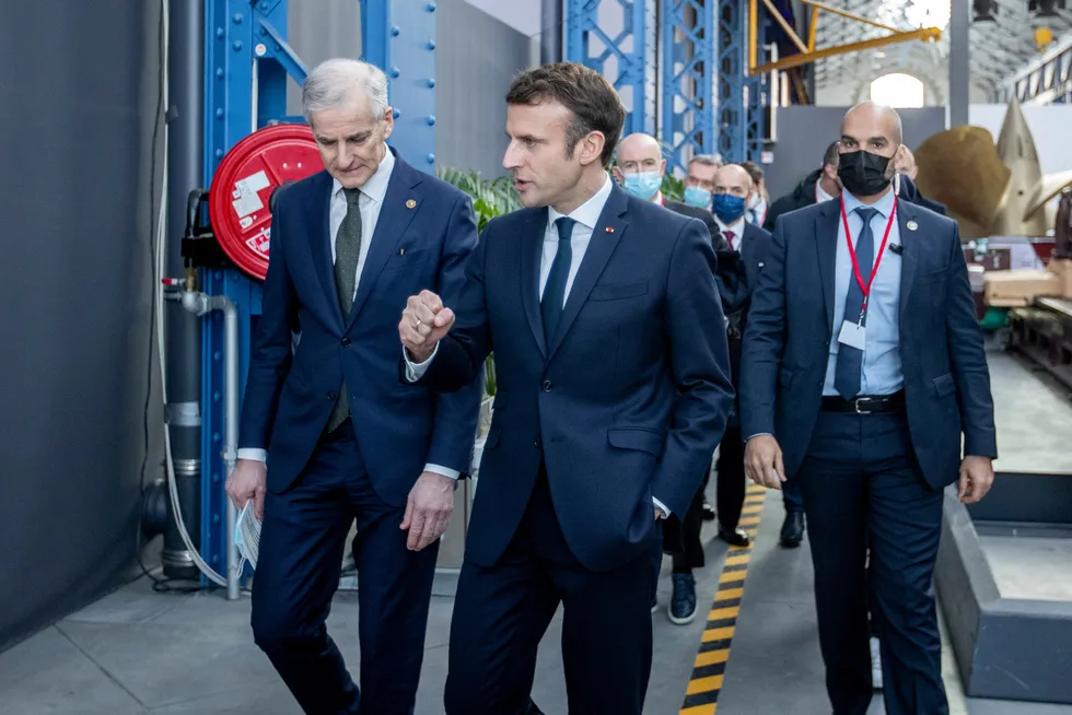 Statsminister Jonas Gahr Støre og Frankrikes president, Emmanuel Macron, diskuterer under et toppmøte i Brest.