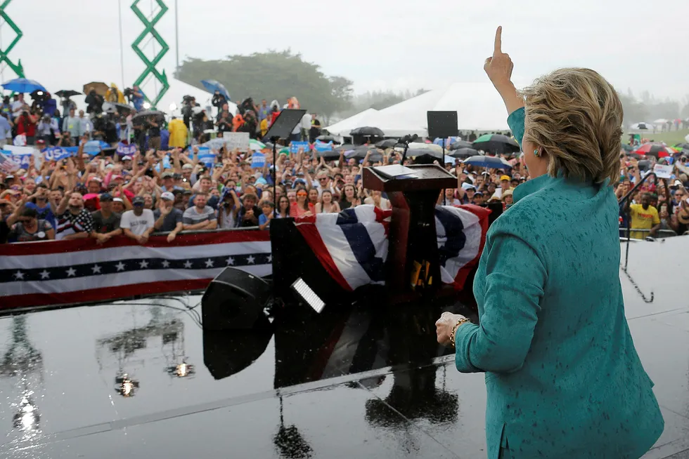 Hillary Clinton måtte avlyse sin siste opptreden i nøkkelstaten Florida før valget på grunn av styrtregn. Foto: BRIAN SNYDER