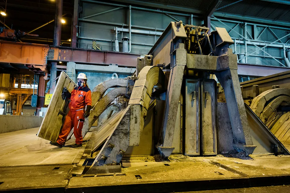 Norges industriproduksjon endte ned 0,6 prosent for måneden, mot ventet opp 0,1 prosent, ifølge estimater innhentet av Bloomberg. Her fra Hydro sitt anlegg for produksjon av Aluminium på Karmøy. Foto: Per Thrana