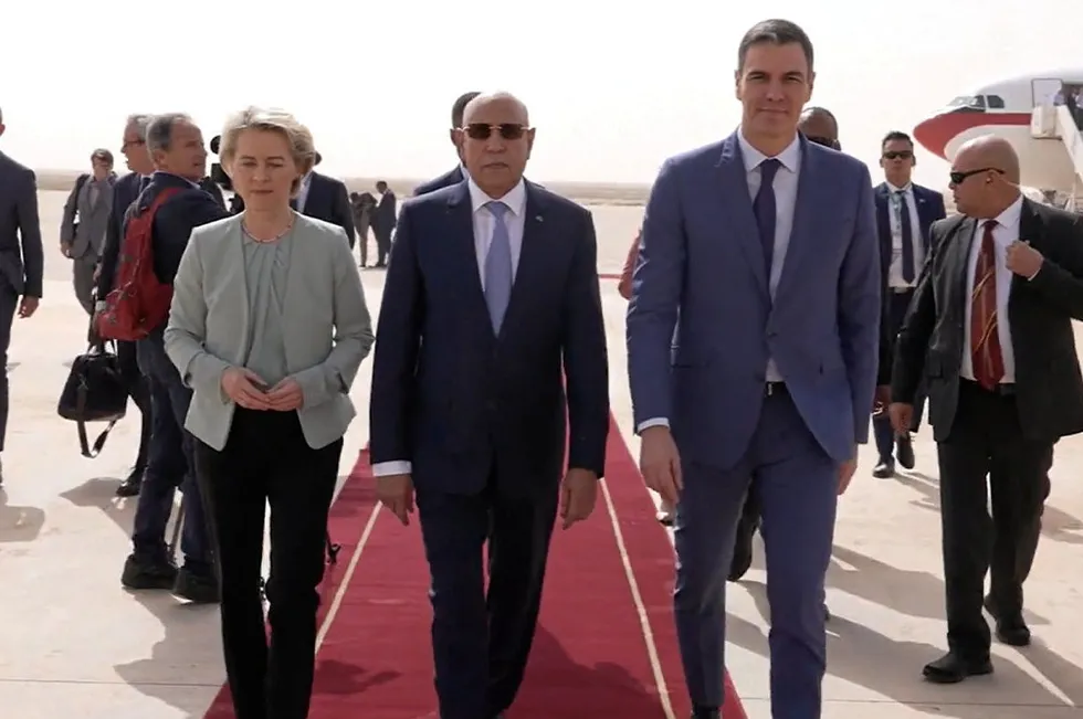 Spanish Prime Minister Pedro Sánchez, right, and European Commission President Ursula von der Leyen, left, were met off the plane in Nouakchott yesterday by Mauritanian President Mohamed Ould Ghazouani, centre.