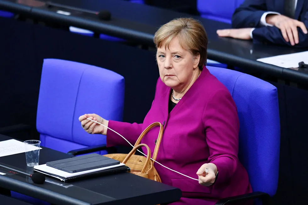 Tyskland ser ut til å være blant de første til å vende tilbake til tilnærmet normale tilstander, men forbundskansler Angela Merkel advarer koronaslitne landsmenn.