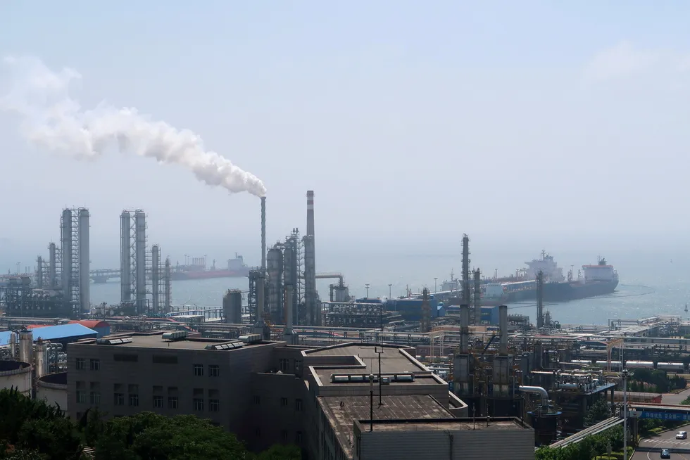 Nedstengninger i Kina som følge av deltavarianten bidro til å svekke global oljeetterspørsel i juli. Her er China National Petroleum Corporations raffineri i Dalian i Kina.