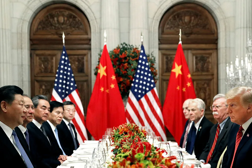 1. desember i fjor møttes de USA og Kina til middag under G20 møtet i Buenos Aires i Argentina. Kinas president Xi Jinping (helt til venstre) skal til Italia og Frankrike om tre uker og planen er at han vil ta turen til Florida for å møte president Donald Trump (helt til høyre) og undertegne en handelsavtale og få slutt på handelskrigen mellom verdens to største økonomier.