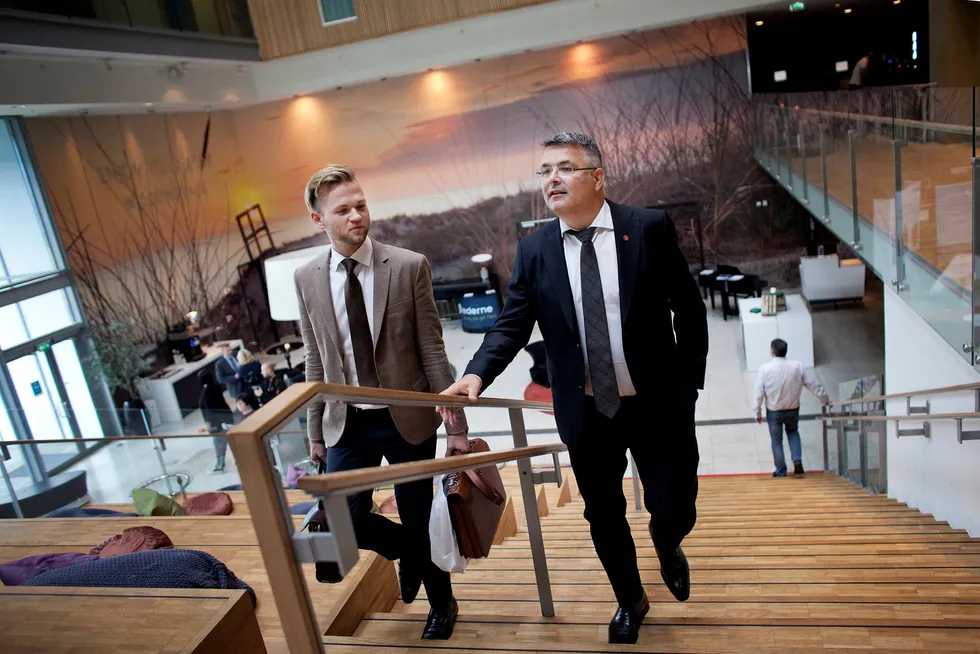 Olje- og energiminister Kjell-Børge Freiberg (til høyre) ønsker seg færre norske nettselskaper. Her er han sammen med tidligere politisk rådgiver Christian Haugen.