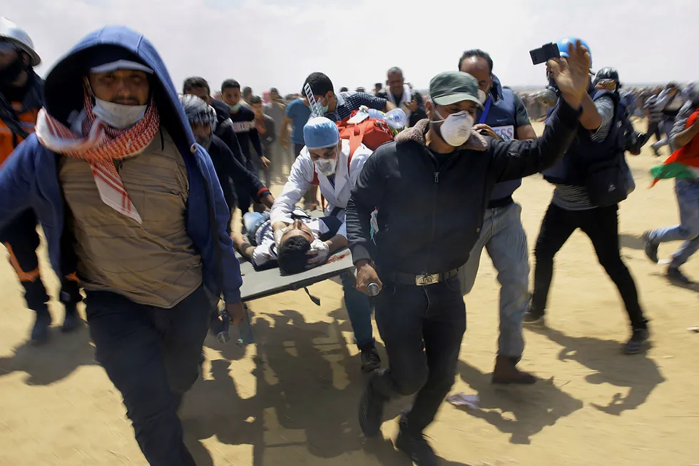 Over 40 palestinere ble drept da israelske skarpskyttere åpnet ild mot demonstranter på Gazastripen mandag. Foto: AP / NTB scanpix