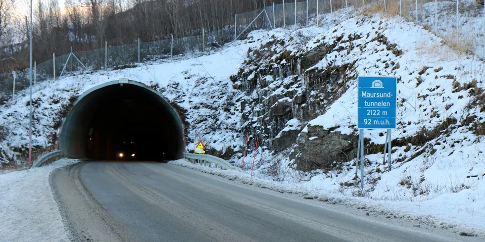 Maursundtunnelen på fylkesvei 866 på vei til Skjervøy i Troms. En smal og bratt tunnel man ønsker utbedret. Det er viktig at regjeringen bruker penger på å utbedre dagens dårlig vedlikeholdt veinett, enn å bygge nye gigantprosjekter, mener Fiskeribladet.