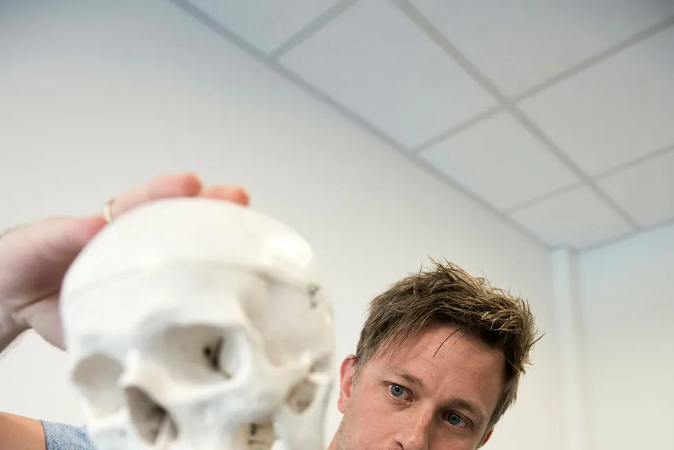 Lege Nils Christian Tvedt Karlsen mener at strykprosenten for nasjonale prøver i anatomi viser at sykepleierstudentene lærer altfor lite om kroppen. Foto: Jacob Buchard