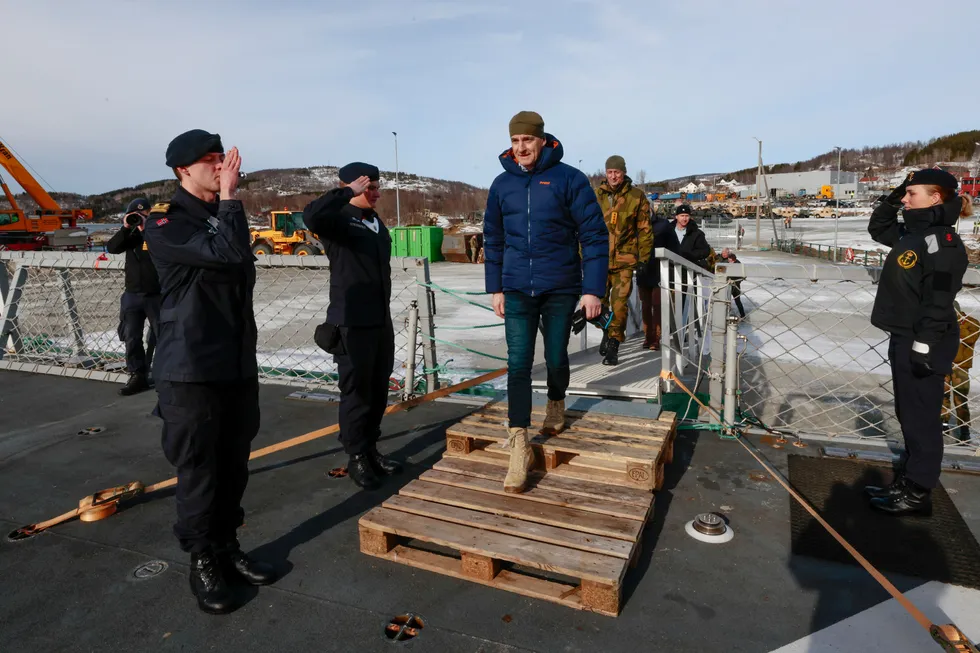 Statsminister Jonas Gahr Støre (t.v.) og forsvarssjef Eirik Kristoffersen besøker Cold Response 2022 i indre Troms.