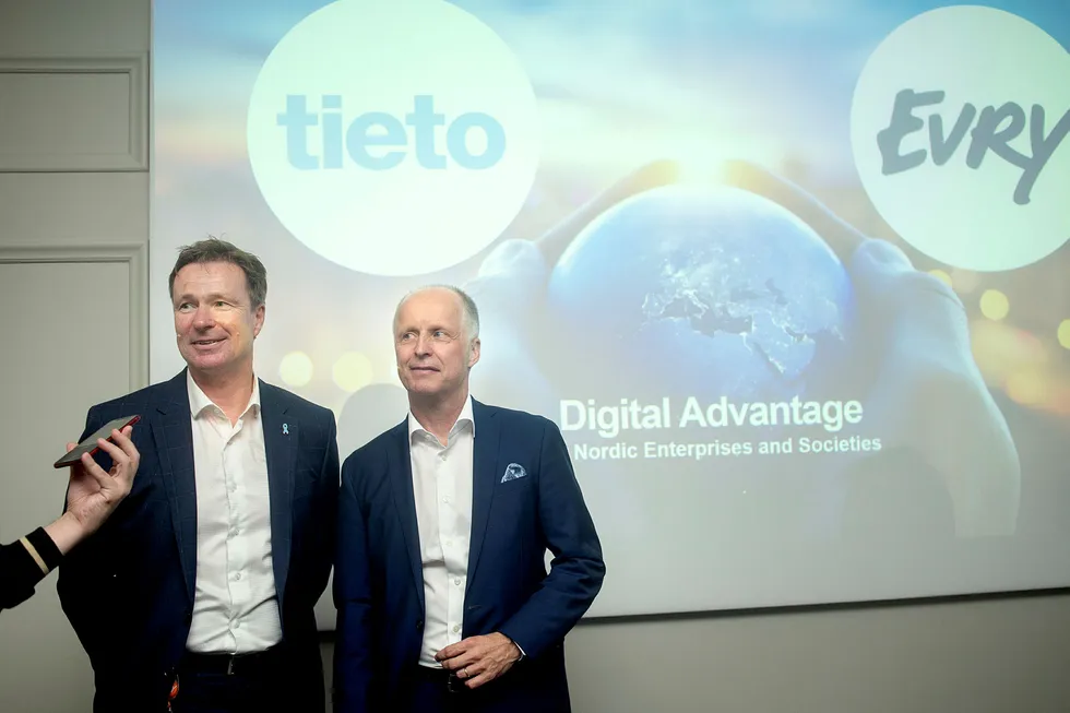Tirsdag presenterte Evry-sjef Per Hove (til venstre) og Tieto-sjef Kimmo Alkio fusjonsavtalen de to selskapene har blitt enig om.