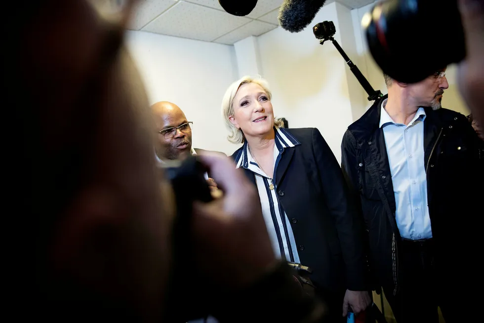 Marine Le Pen frir til nye velgergrupper i innspurten på valgkampen. DN fulgte den kontroversielle presidentkandidaten under et møte om forholdet mellom Frankrike og Afrika tirsdag kveld. Til venstre Andrea Ngombet. Foto: Linda Næsfeldt