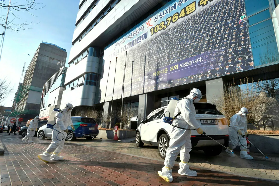 En superspreder i den sørkoreanske storbyen Daegu har smittet minst 39 mennesker med koronaviruset. Myndighetene frykter massespredning og har iverksatt krisetiltak.