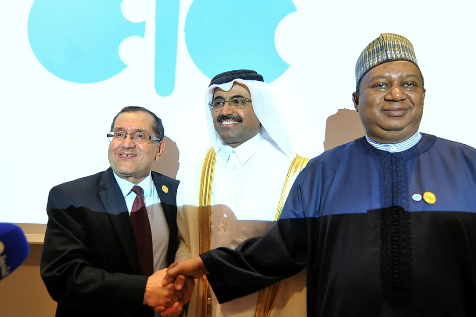 Avbildet er Algeries energiminister Noureddine Boutarfa (t.v.), Qatars energiminister Bin Saleh Al-Sada, og generalsekretær i Opec og tidligere oljeminister i Nigeria, Mohammed Barkindo (t.h.), avbildet under et av møtene i oljekartellet Opec i 2016. Foto: Sidali Djarboub/Ap/NTB Scanpix