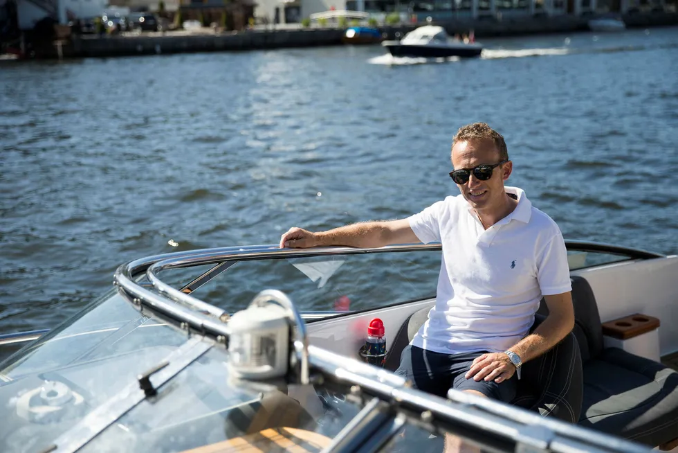Investor Morten E. Astrup ferierer med familie på hytta på Hankø. Her legger han til i kanalen i Fredrikstad med sin Windy Ghibli 28.
