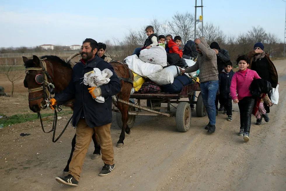 Migranter krysser grensen fra tyrkisk side i Pazarkuleonsdag. Greske myndigheter brukte harde midler for å presse dem tilbake.