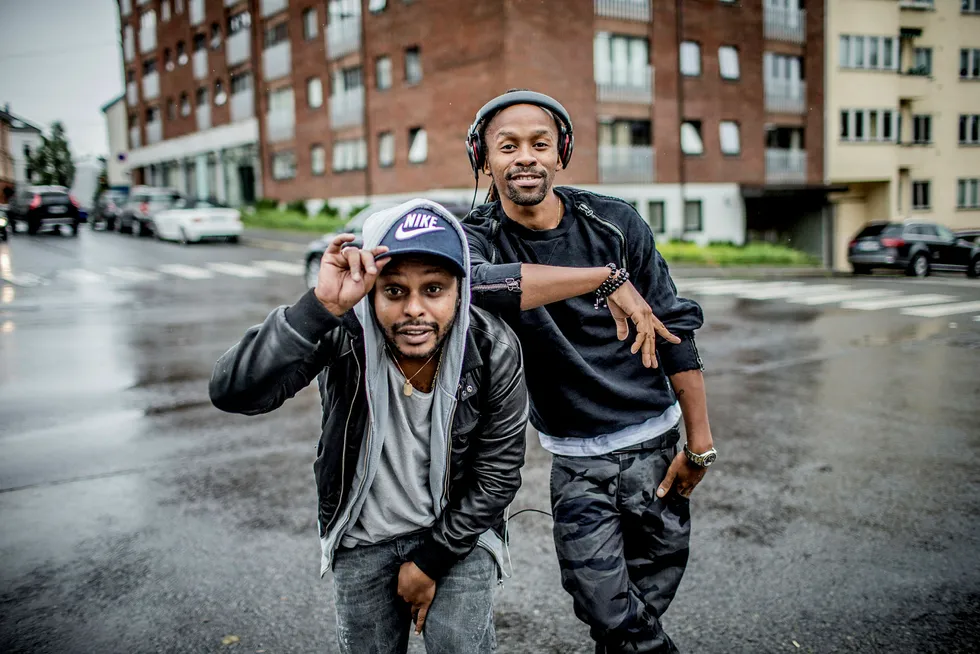 Rapperne Yosef Wolde-Mariam (til venstre) og Tshawe Baqwa og har gjort stor suksess med låter som «Glow» og «Don't Worry».