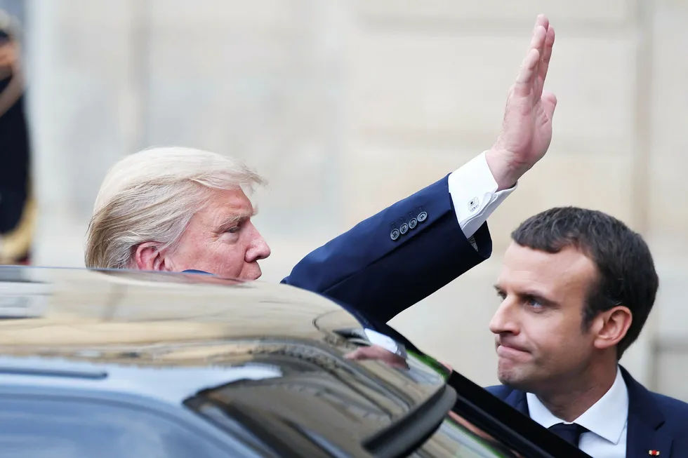 Frankrikes president Emmanuel Macron er positiv til at president Donald Trump åpnet for å omgjøre sin beslutning om å trekke USA ut av Parisavtalen. Bildet er tatt under Trumps besøk i Paris tidligere i uken Foto: ALAIN JOCARD/AFP/NTB scanpix