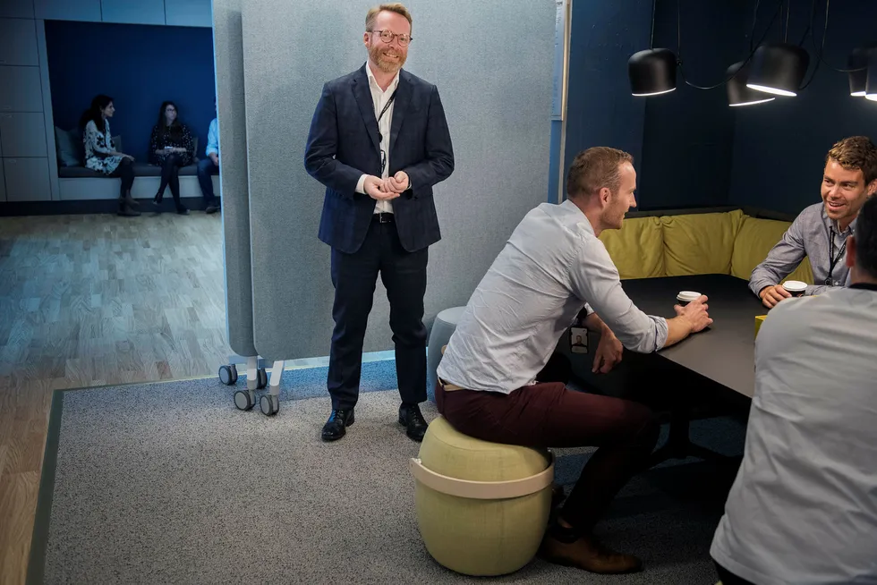 Personaldirektør Magne Hovden (50) var sentral i å barbere bort 4500-Equinor-ansatte under oljekrisen. Nå mener han stemningen i selskapet er god. Her i et av de mer uformelle nye møterommene på Forus.