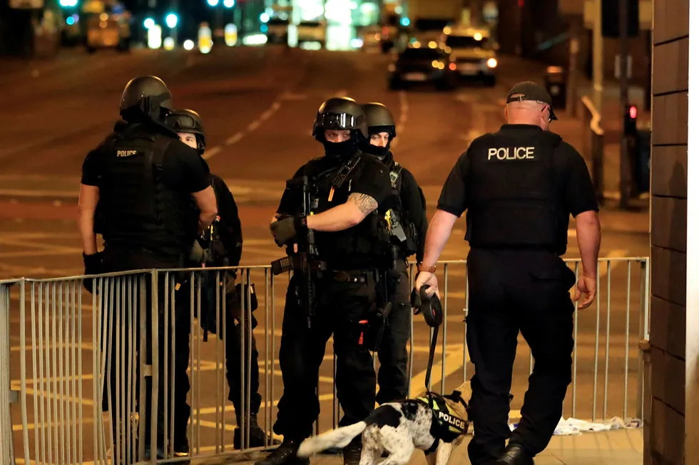 Bevæpnet politi på jobb etter eksplosjonen i Manchester mandag kveld. Foto: Peter Byrne