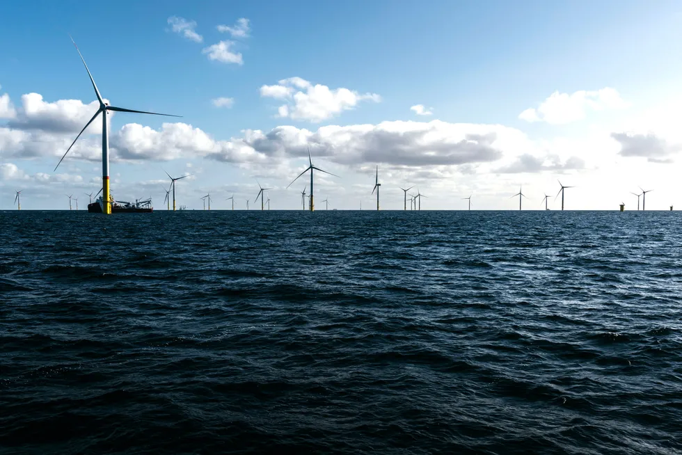 Norge vil gå glipp av 268 milliarder i verdiskaping og 230.000 årsverk, om havvind bygges kun med kabler til Norge, ifølge Energi Norge.