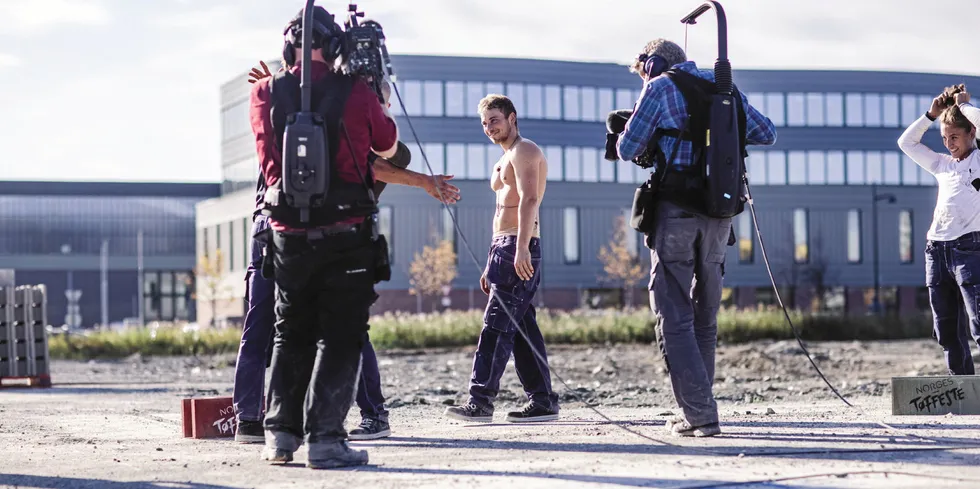 Isak Dreyer kjemper om å bli Norges tøffeste i ny sesong av programmet med samme navn hos NRK. Her er han med på byggekonkurranse.