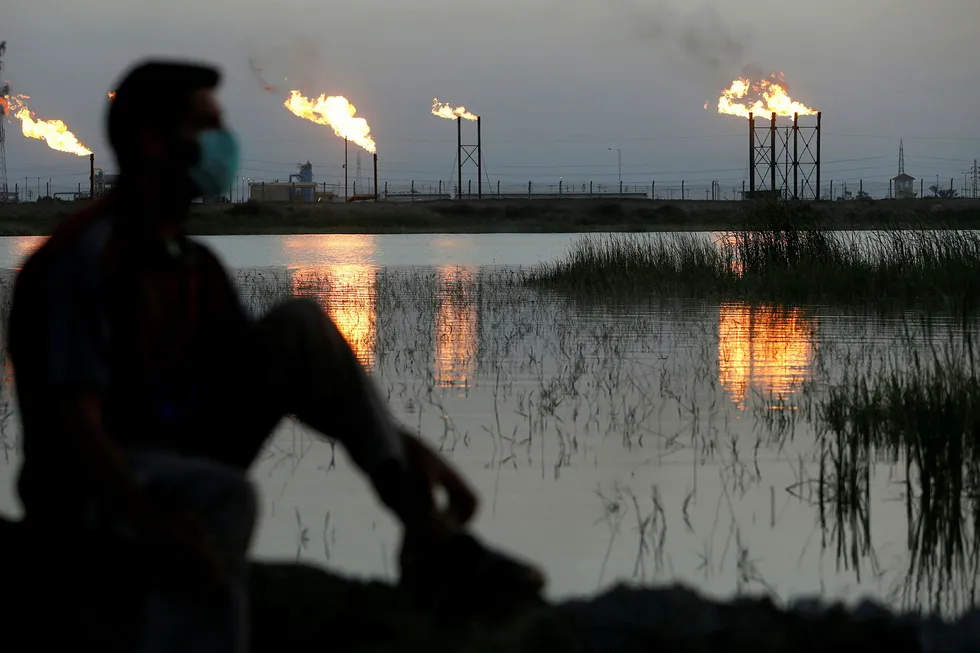 Priskrigen mellom oljestormaktene rammer bransjen hardt. Skjærtorsdag skal partene i Opec+ møtes for å forhandle om produksjonskutt. Bildet er tatt utenfor Nahr Bin Umar-feltet i Irak for to dager siden.