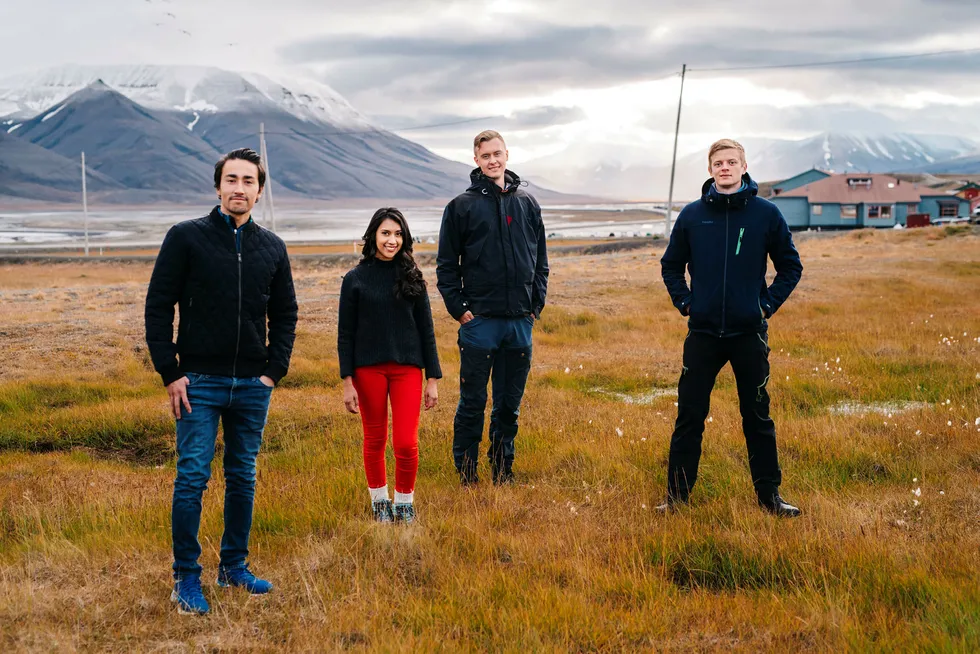 Jhon Eirik Lien (fra venstre), Aztrid Novillo, Øystein Grasdal og Simen Sørensen studerer alle på Svalbard. Svalbard er blitt et populært sted å studere for kortere eller lengre perioder.