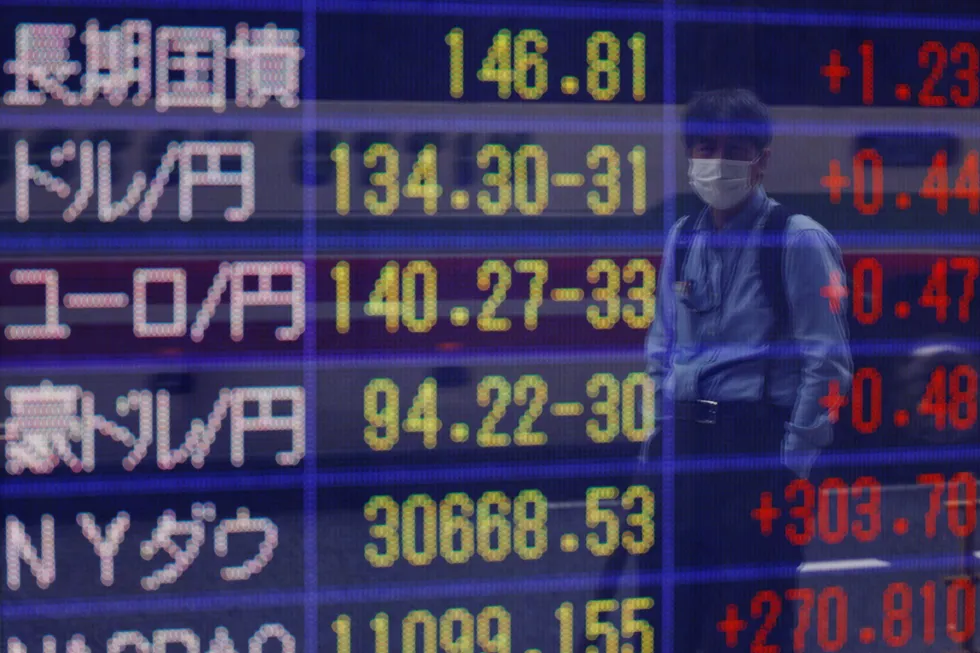 Det er betydelig uro og usikkerhet ved finansmarkedene over hele verden. Tokyo-børsen faller på nytt før helgen og den japanske valutaen har svekket seg kraftig mot amerikanske dollar på kort tid.