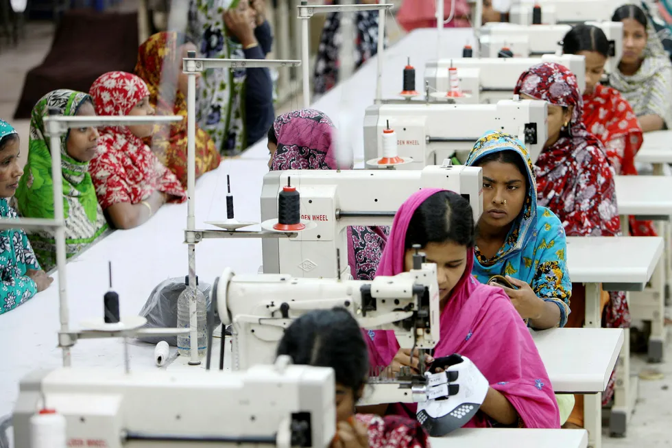 Den siste risikokategorien er omdømme – bryter du menneskerettighetene der du produserer klær i sweatshops i Bangladesh? NGO-ene sier det, skriver artikkelforfatteren. Her fra en skofabrikk i Dhaka, hovedstad og største by i Bangladesh. Foto: Tomohiro Ohsumi/Bloomberg