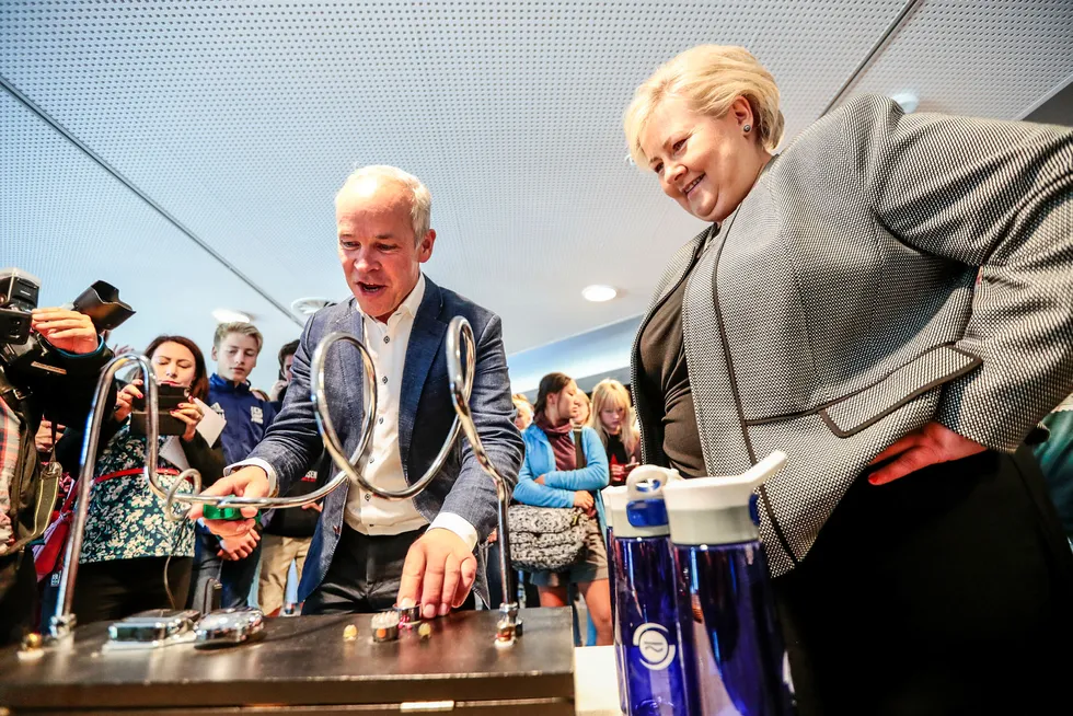 Statsminister Erna Solberg og kunnskapsminister Jan Tore Sanner åpnet utstillingen «Fremtidens yrkesfag» på Teknisk museum. Målet er å få flere til å ta yrkesfag.