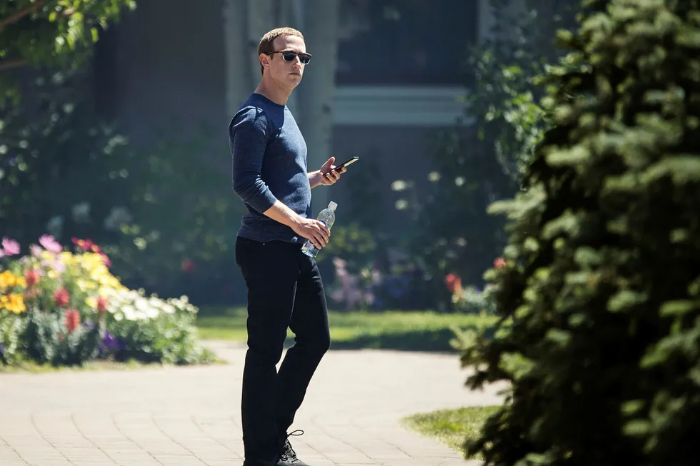 Facebook-sjef Mark Zuckerberg er i hardt vær etter sikkerhetssvikten som rammet 50 millioner brukerkontoer.