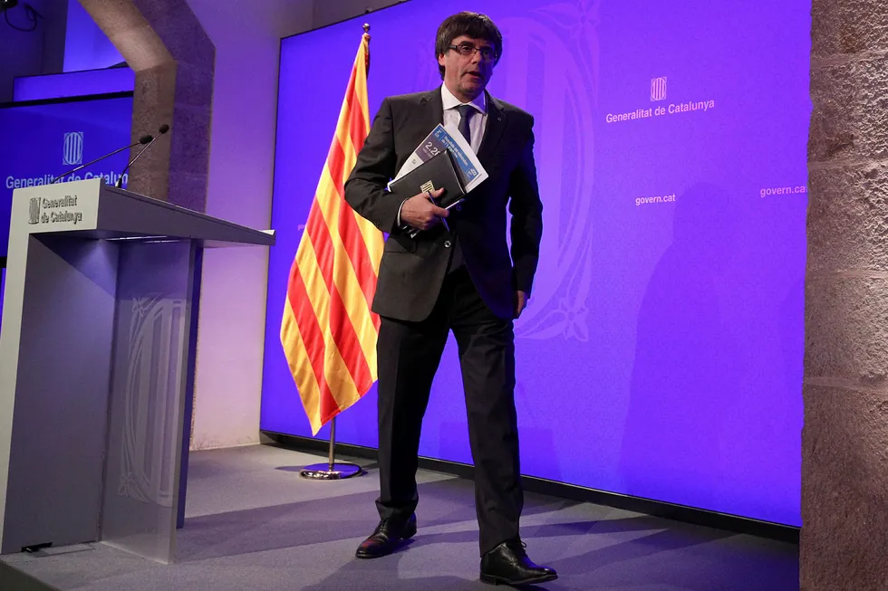 Catalonias president Carles Puigdemont sier til BBC at regionen vil erlære uavhengighet av Spania om få dager. Foto: Albert Gea/Reuters/NTB scanpix