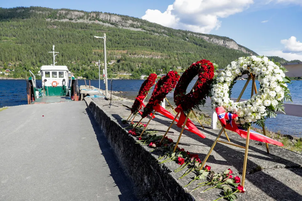 Blomsterkranser på Utøykaia før niårsmarkeringen av terrorangrepet. Mange overlevende ønsker et politisk oppgjør ti år etter.