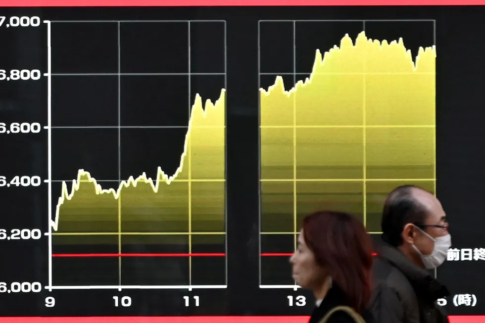 Nikkei-indeksen ved Tokyo-børsen brøt gjennom 37.000-nivået for første gang på 34 år fredag morgen. Her fra Tokyo på torsdag, hvor indeksen ikke klarte å havne over det psykologiske viktige nivået.