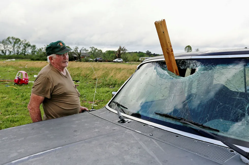 En mann fra Hamilton i Mississippi i USA konstaterer at søndagens storm har gått hardt utover datterens bil.