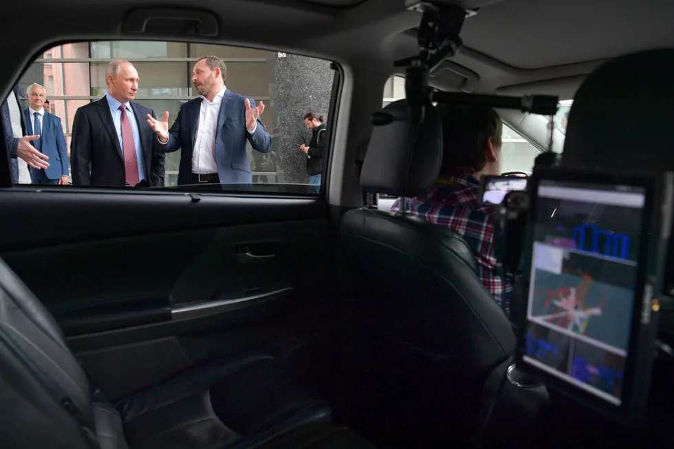 Her er oligark og Yandex-grunnlegger Arkady Voloz sammen med Vladimir Putin i 2017 for å se på det som skal bli selvkjørende biler.