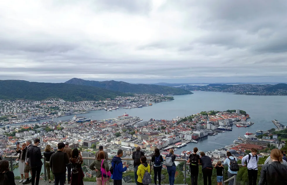 Bergen er Norges desidert største cruisehavn. Nå får ikke cruisepassasjerene komme i land.