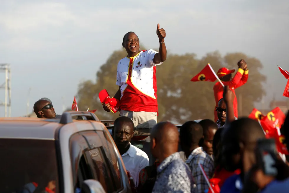 Kenyas president Uhuru Kenyatta gir tommelen opp til tilhengere under et valgkampevent i helgen. Foto: REUTERS/Baz Ratner
