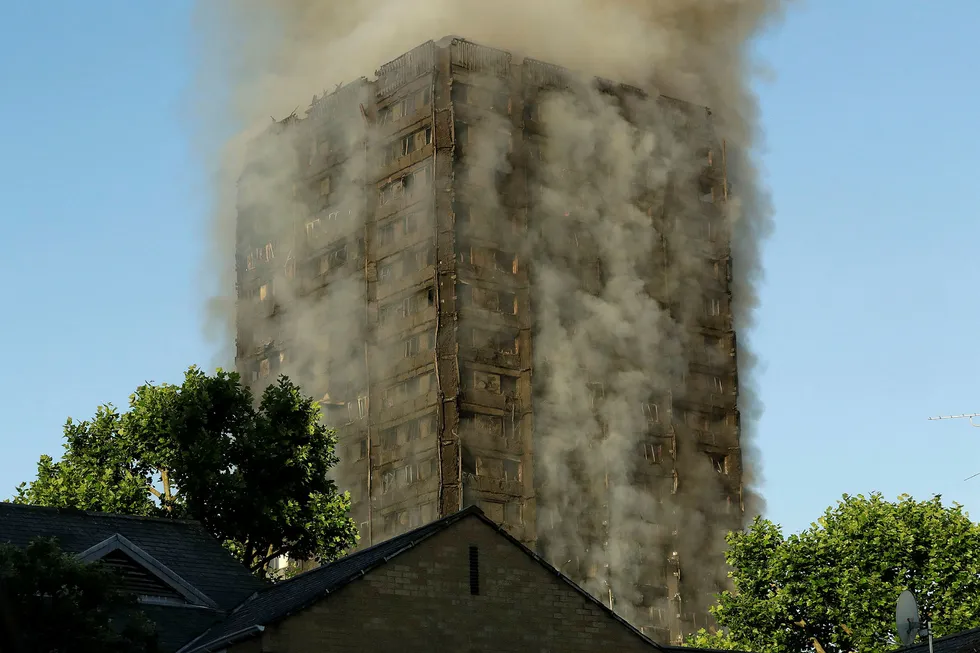 Røyk sees fra den utbrente boligblokken i London. Foto: Matt Dunham/AP photo/NTB scanpix