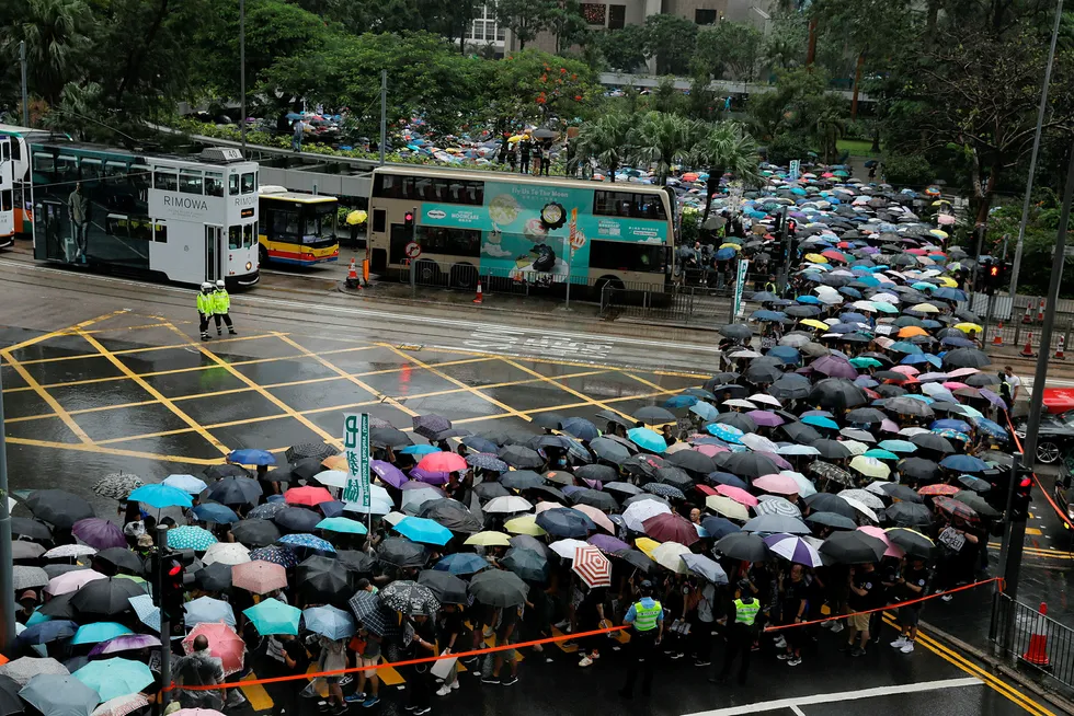 Lærere i Hongkong trosset regnet og organiserte protest i Hongkong lørdag.
