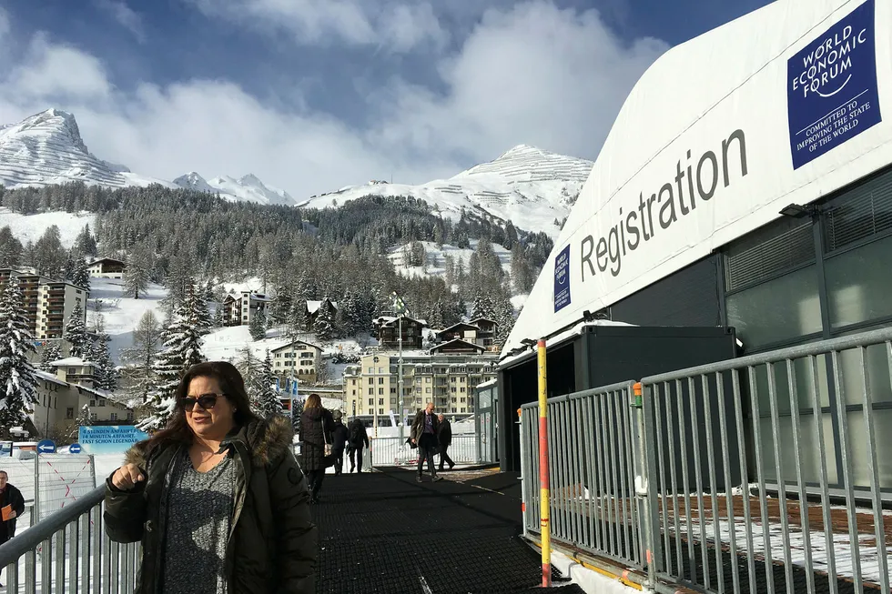 Mandag begynte gjester og verdenspressen å strømme til registreringsteltet i alpebyen Davos, dagen før World Economic Forum offisielt starter. Foto: Jostein Løvås