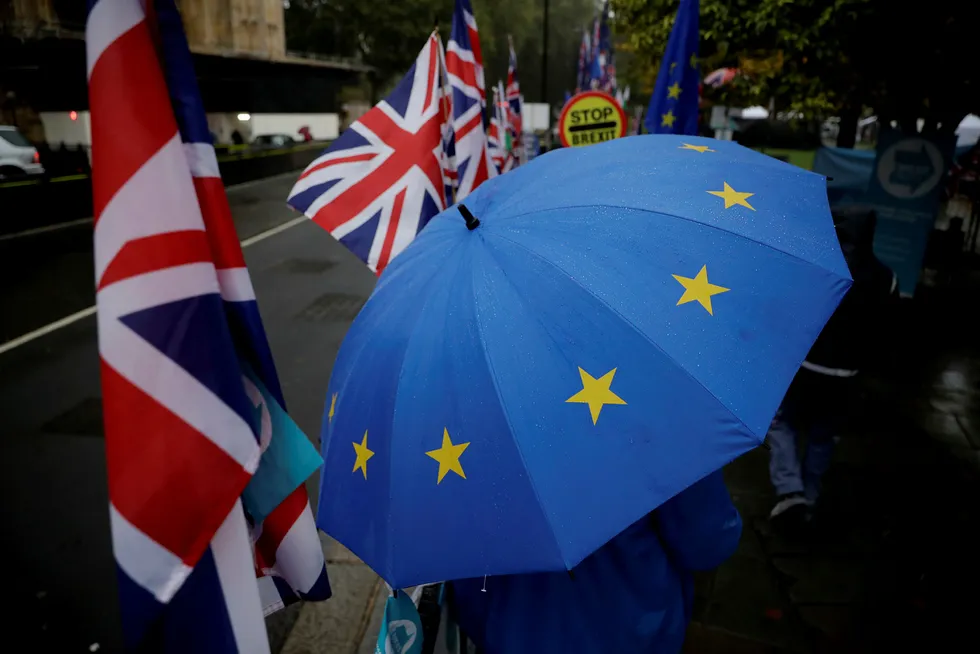 Protester utenfor det britiske Parlamentet torsdag i forbindelse med brexit. Foto: AP / NTB scanpix