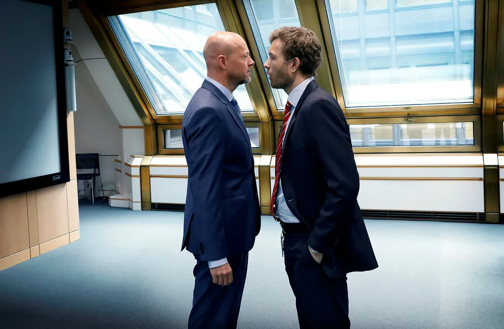 Norges Bank Investment Management (NBIM) får kritikk for sine investeringer i cannabis-aksjer. Her snakker NBIM-sjef Yngve Slyngstad (til venstre) med sin kommunikasjonssjef Thomas Sevang.