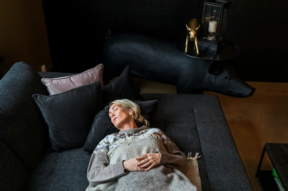 Gardinene igjen. Når Anita Krohn Traaseth skal gjøre ingenting, legger hun seg ned på sofaen hjemme i tre kvarter.
