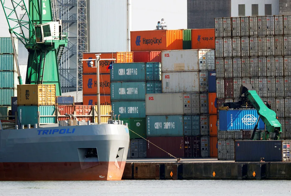 En container tilhørende den kinesiske shippingkjempen China Ocean Shipping Company (Cosco) lastes over til et skip på havnen i Antwerpen, som ble hacket av narkotikamafiaen for fem år siden. Cosco ble på sin side utsatt for et alvorlig cyberangrep i sommer.