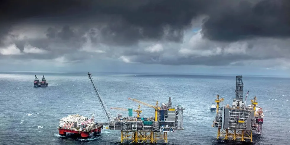 KAMP OM PLASSEN: Fiskerne må kjempe for å beholde sin rettmessige plass på havet. Bildet er fra Johan Sverdrup-feltet. Foto: Tommy Ellingsen