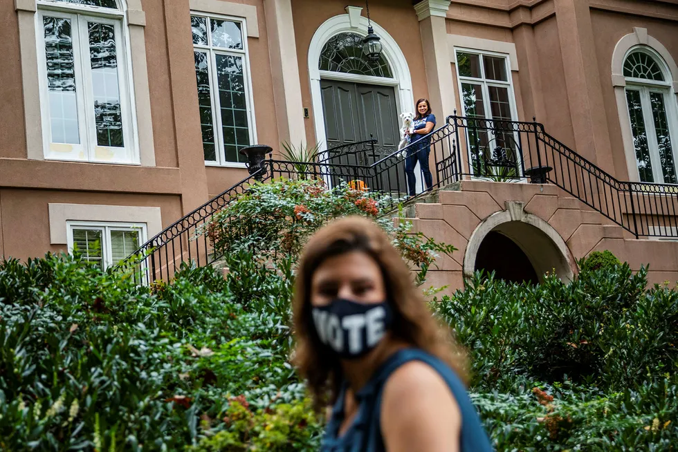 Både Carol Santos (foran) og Jessica Tuman (på trappen i bakgrunnen) har drevet med kampanje for Demokratene i Sandy Springs i utkanten av Atlanta. Georgia kan bli demokratisk for første gang på nesten 30 år – om målingene har rett i «dødt løp».